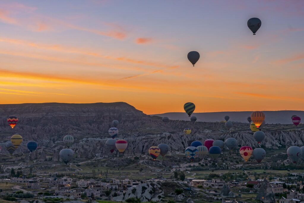 excursion montgolfiere paysage voyage aventure